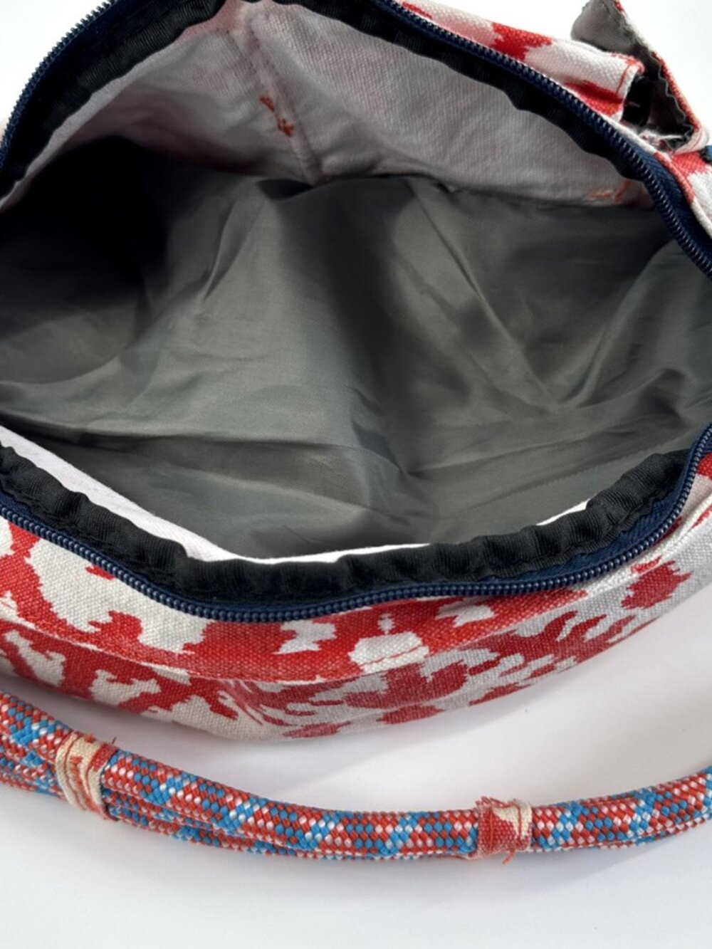 Kavu Rope Sling Crossbody Bag Large Red White Aztec Hiking Adjustable Strap - Picture 9 of 13